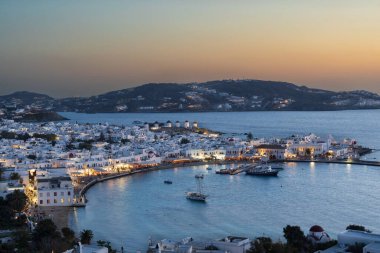 Mykonos Kasabası 'ndaki körfezin karşısında Yunanistan' daki Cyclades Adalarından birine bakıyorum.
