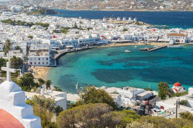 Mykonos Kasabası 'ndaki körfezin karşısında Yunanistan' daki Cyclades Adalarından birine bakıyorum.