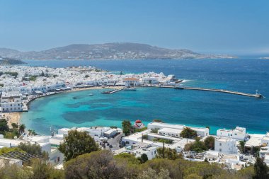 Mykonos Kasabası 'ndaki körfezin karşısında Yunanistan' daki Cyclades Adalarından birine bakıyorum.
