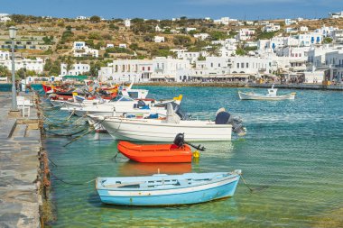 Yunanistan 'ın Kiklad adalarından biri olan Mykonos Town limanındaki küçük tekneler
