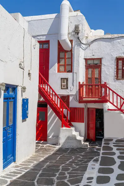 希腊Cyclades岛之一的Mykonos岛上典型的街头场景 免版税图库照片