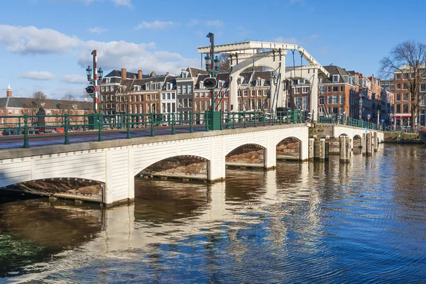 Magere Brug Eller Skinny Bridge Över Amstek River Amsterdam Nederländerna Royaltyfria Stockbilder
