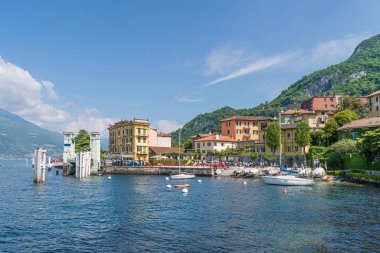 İtalya 'daki Como Gölü' ndeki Varenna feribot terminali.