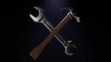 Çapraz çekiç ve ingiliz anahtarı simgesi koyu bir arka planda izole edilmiş. Donanım aletleri. 4K Video hareketli grafik canlandırması
