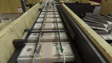 100 Amerikan Doları banknotları para basma makinesi tarafından basılıyor. Animasyon, Amerika 'nın para basma sürecini gösteriyor. Para yazdırma sürecinin kusursuz döngülenmiş videosu.