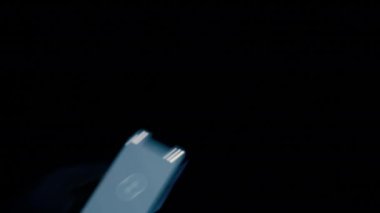 Hackleme dizisini başlatmak için Smartphone üzerindeki parmak düğmesine basar