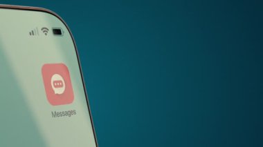 İleti Uygulaması Metin Kabarcıkları ve Emojilerle Patlayan Simge