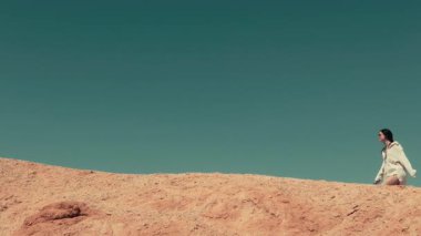 Mısır 'da çölde tepede beyaz gömlekli bir kadın..