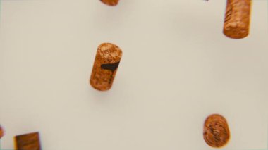 Şarap Mantarları Beyaz Arkaplanda Yavaş Çekimde Düşüyor