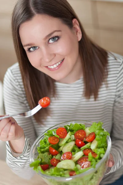 Όμορφη Νεαρή Γυναίκα Τρώει Σαλάτα — Φωτογραφία Αρχείου
