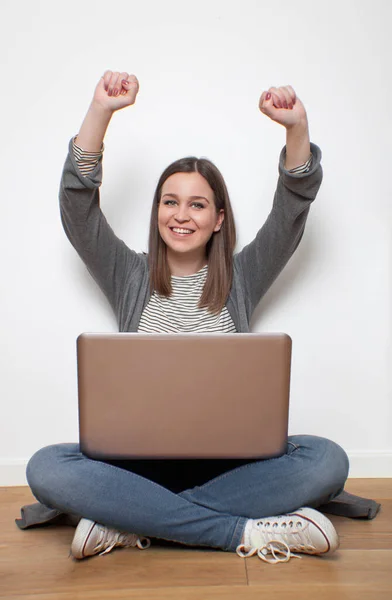 Возбужденная Молодая Женщина Ноутбуком — стоковое фото