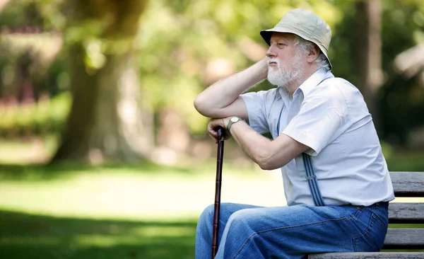 Starší Muž Sedí Parku Přemýšlí — Stock fotografie
