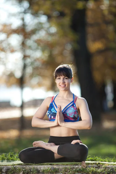 Jeune Femme Pratiquant Yoga Plein Air — Photo
