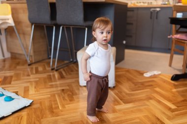 Bir yaşındaki sevimli bir çocuğun portresi, sığ bir alan derinliği.