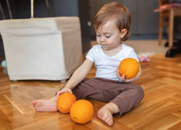 Schattig Kind Van Een Jaar Dat Speelt Met Oranje Ondiepe — Stockfoto