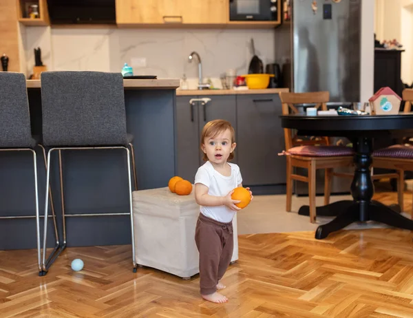 Очаровательный Годовалый Ребенок Играющий Оранжевой Поверхностью Поля — стоковое фото