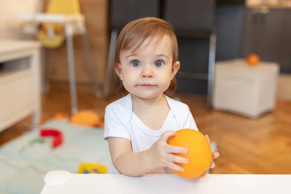 Adorable Niño Año Jugando Con Naranja Poca Profundidad Campo —  Fotos de Stock