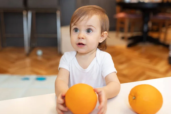 Urocze Roczne Dziecko Bawiące Się Pomarańczową Płytką Głębią Pola — Zdjęcie stockowe