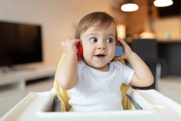 Adorable Enfant Assis Dans Chaise Haute Jouant Faible Profondeur Champ — Photo