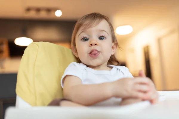 Adorable Niño Año Sentado Trona Que Sobresale Lengua Poca Profundidad —  Fotos de Stock