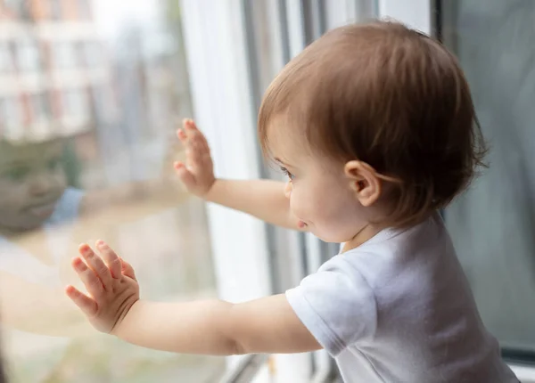 Porträtt Bedårande Ett Gammalt Barn Tittar Genom Fönstret Grunt Skärpedjup — Stockfoto