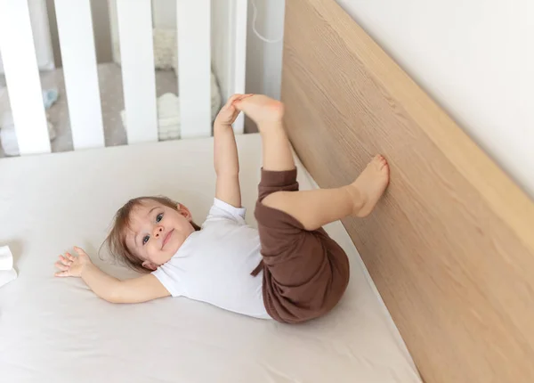 Liebenswertes Monate Altes Kind Spielt Und Lacht Bett — Stockfoto