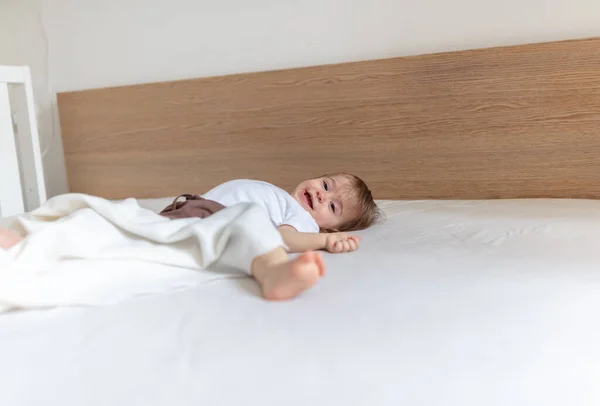 Imádnivaló Hónapos Gyermek Ágyban Játszik Takaróval — Stock Fotó