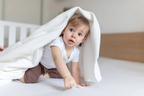 Liebenswertes Monate Altes Kind Spielt Mit Decke Bett — Stockfoto