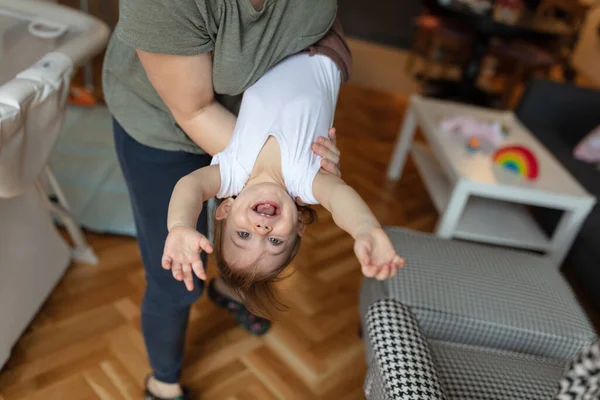 Mãe Segurando Meses Idade Criança Cabeça Para Baixo Divertido Brincalhão — Fotografia de Stock