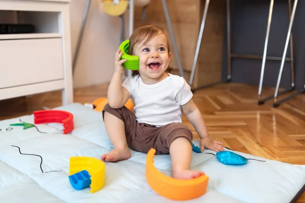 Liebenswertes Einjähriges Kind Das Hause Mit Plastikspielzeug Spielt Geringe Schärfentiefe Stockfoto