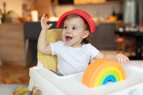 Liebenswertes Einjähriges Kind Das Hause Mit Plastikspielzeug Spielt Geringe Schärfentiefe Stockbild