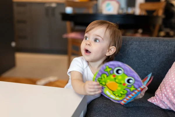 Porträt Eines Entzückenden Einjährigen Kindes Geringe Schärfentiefe lizenzfreie Stockbilder