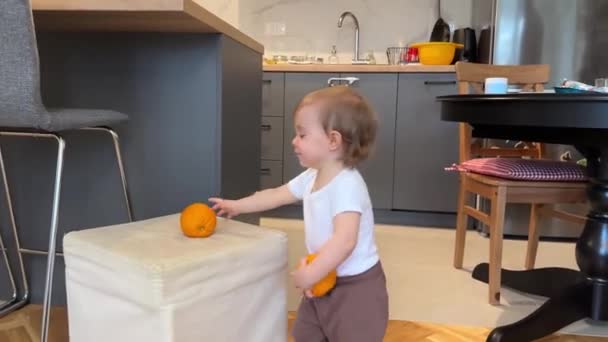 Bedårande Barn Som Leker Med Orange — Stockvideo