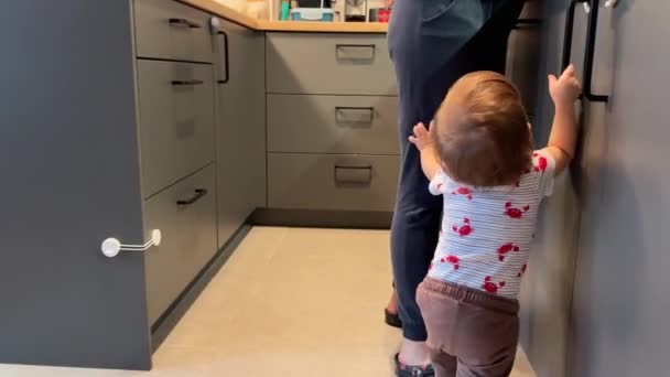 Bir Yaşında Bir Çocuk Mutfak Çekmecesini Karıştırıyor — Stok video