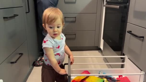 Bir Yaşında Bir Çocuk Mutfak Çekmecesini Karıştırıyor — Stok video