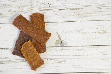 Premios deshidratados jerky para entrenamiento o adiestramiento en positivo de mascotas, en especial perros