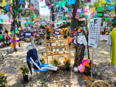 2 Kasım 2023 'te Tepotzotln, Meksika' daki Ulusal Genel Valilik Müzesi 'nin önünde toplanan merdiven taşları ve sunaklar.