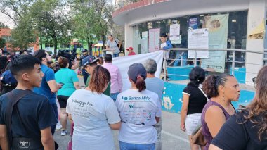 Özel oy verme kabini, oy vermek için bekleyen insanlar, biletlerin tükendiğini savunan insanlar, AO, Alfonso XIII, CDMX 2 Haziran 2024