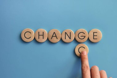 Çeşitli insani duygular: neşe, sükunet, öfke, üzüntü, haz, renkli toplarda sürpriz