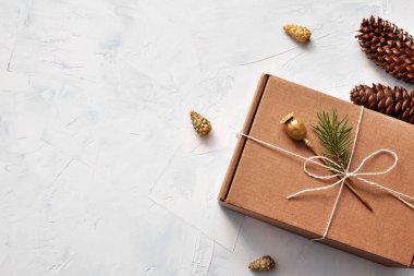 Hediye, koni ve yeni yıl dekoruyla yeni yıl arkaplanı