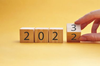 Tahta küplerde 2023 numara. Yakında 2023 'te geliyor.