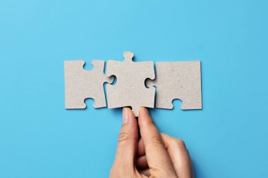 Kağıt çemberleri üzerinde iş iletişimi simgeleri.