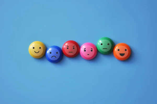 Çeşitli insani duygular: neşe, dinginlik, öfke, renkli toplarda üzüntü.