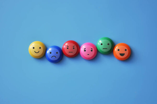 Разнообразие человеческих эмоций: радость, спокойствие, злость, грусть на цветных шарах