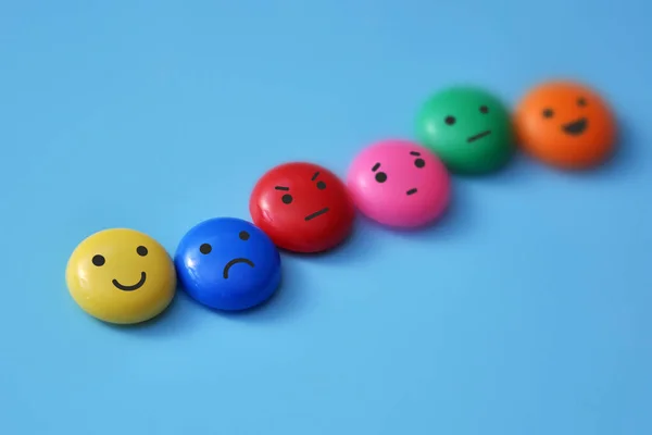 Çeşitli insani duygular: neşe, dinginlik, öfke, renkli toplarda üzüntü.