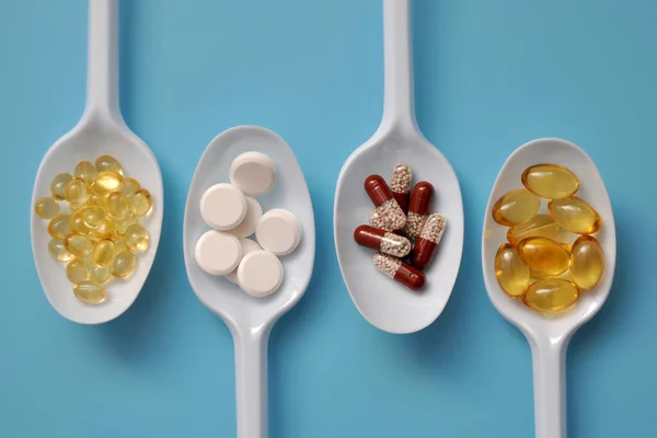 Tabletten Capsules Voedingssupplementen Vitaminen Witte Lepels Medische Achtergrond Met Pillen — Stockfoto