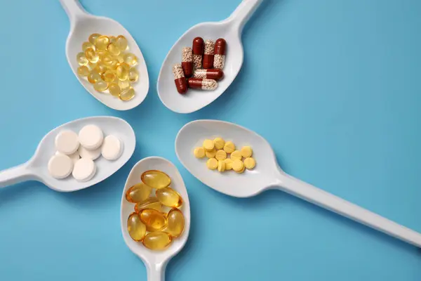 Tablety Tobolky Doplňky Stravy Vitamíny Bílých Lžičkách Zdravotní Zázemí Pilulkami — Stock fotografie