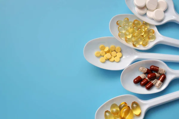 Tablety Tobolky Doplňky Stravy Vitamíny Bílých Lžičkách Zdravotní Zázemí Pilulkami — Stock fotografie