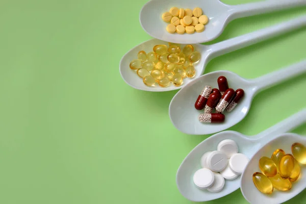 タブレット カプセル 栄養補助食品 白いスプーンにビタミン 錠剤による医療背景 — ストック写真
