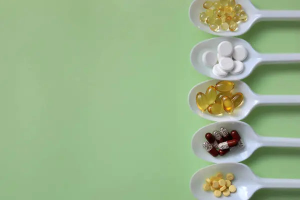 Comprimidos Cápsulas Suplementos Dietéticos Vitaminas Colheres Brancas Antecedentes Médicos Com — Fotografia de Stock